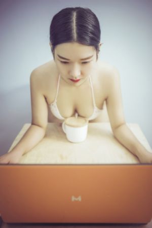 女生张开腿_高清免费在线播放